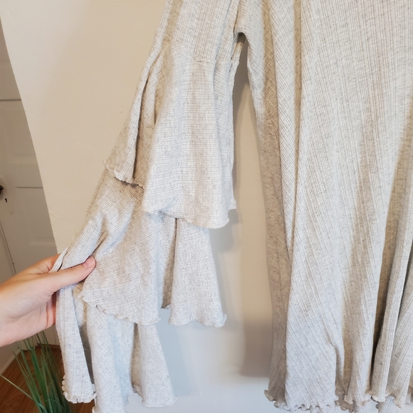 FREE PEOPLE BEACH Gray Long Ruffle Tiered Sleeve Oversized Knit Top sz M - Picture 3 of 7